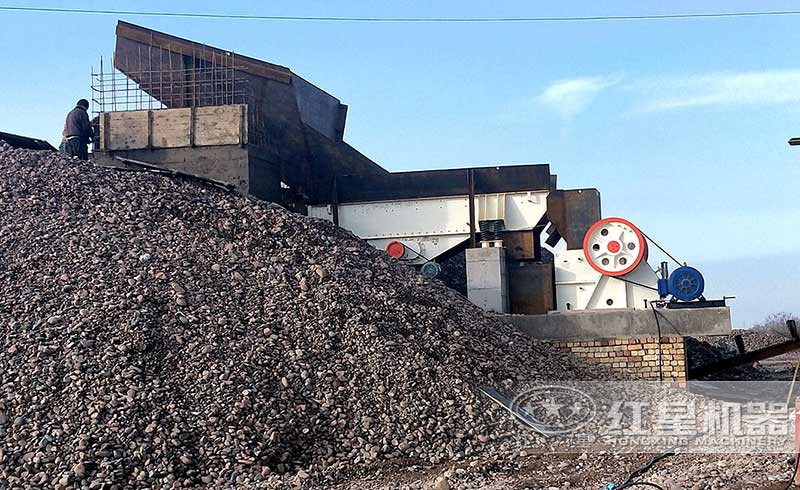 顎式破碎機(jī)設(shè)備現(xiàn)場(chǎng)