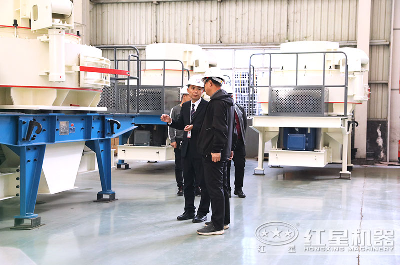 客戶(hù)來(lái)廠參觀制砂機(jī)