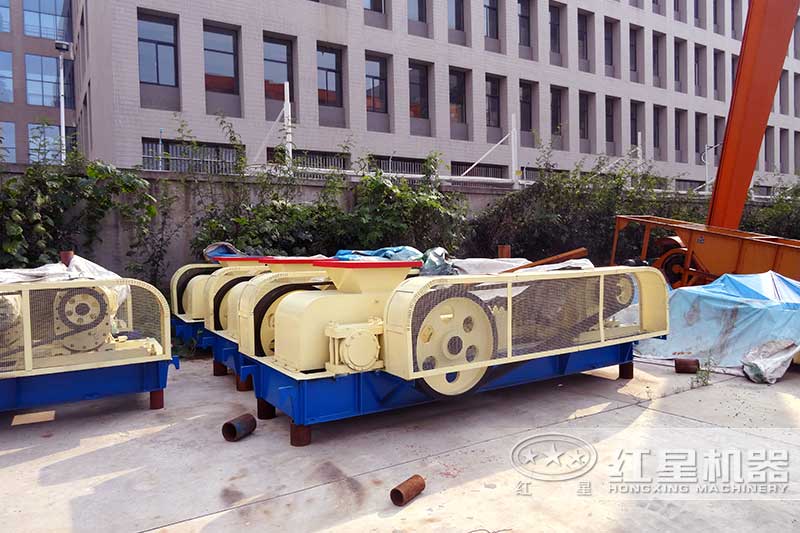 廠區(qū)內(nèi)等待發(fā)貨的對輥式破碎機