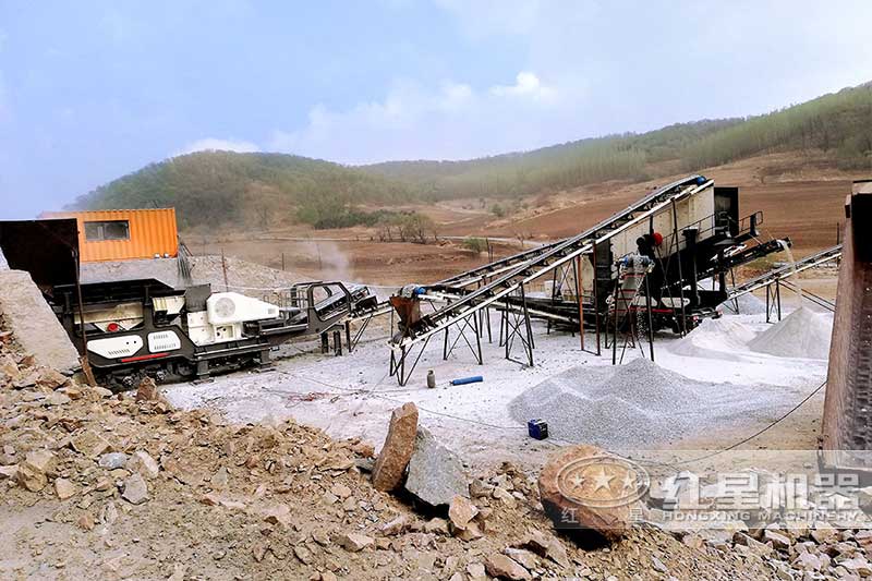 安徽淮南輪胎式移動(dòng)破碎機(jī)破碎制沙作業(yè)現(xiàn)場(chǎng)