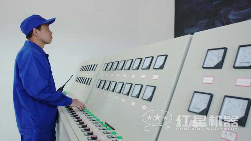 智能控制中心看高清視頻調(diào)整機器生產(chǎn)