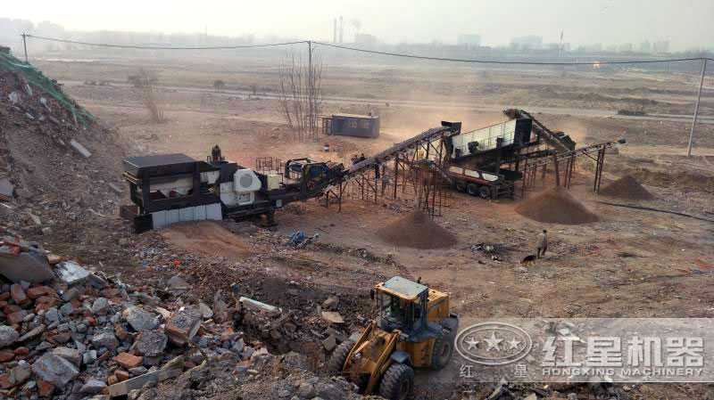 建筑垃圾移動(dòng)破碎站工作現(xiàn)場