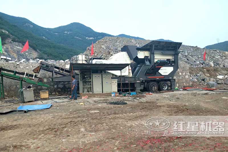 移動重錘式破碎機處理建筑垃圾現(xiàn)場