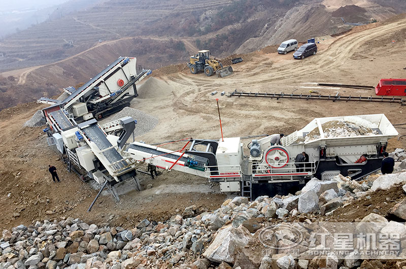 山東煙臺履帶移動式石子粉碎加工現(xiàn)場