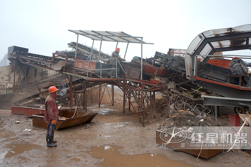 處理帶鋼筋的建筑垃圾加工現(xiàn)場