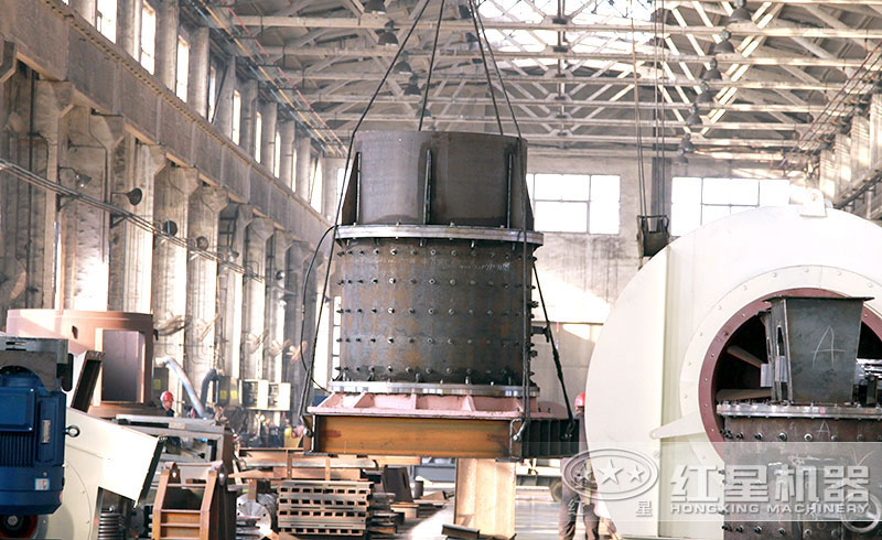 大型復(fù)合式破碎機(jī)加工車間