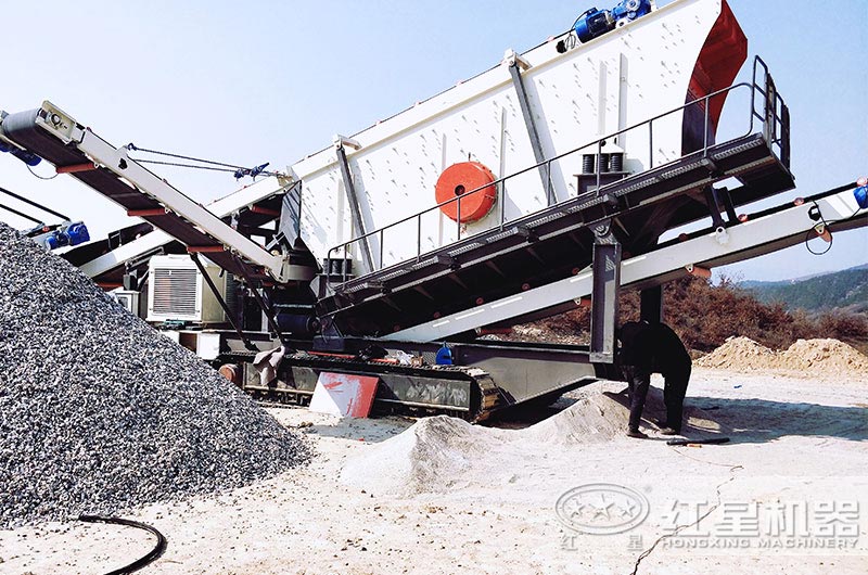 履帶式移動(dòng)破碎現(xiàn)場(chǎng)