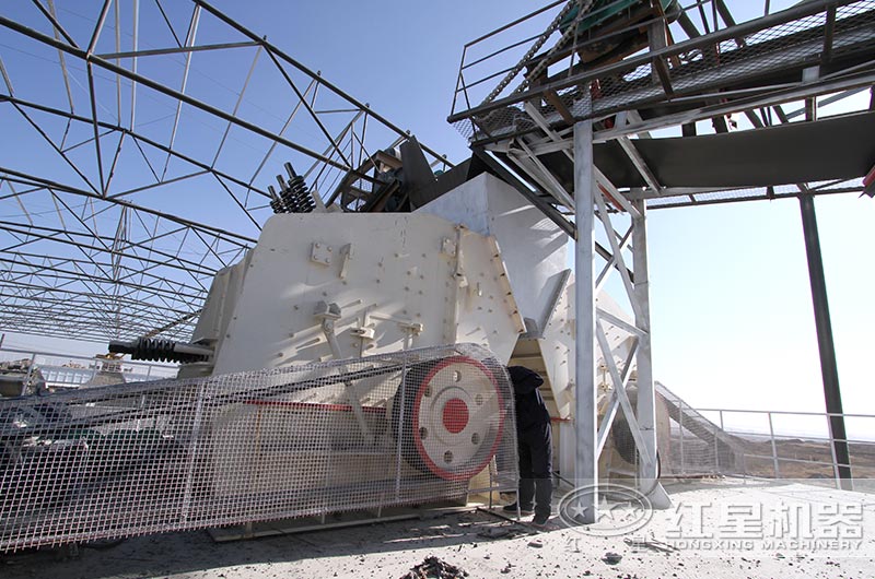 反擊式破碎機工作現(xiàn)場