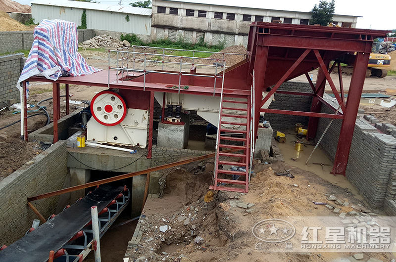 顎式破碎機設(shè)備現(xiàn)場