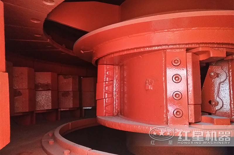 從觀察門看到的立式制砂機(jī)渦動(dòng)腔