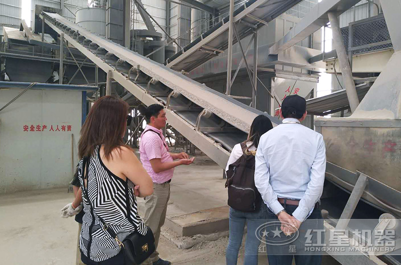 客戶參觀制砂生產(chǎn)現(xiàn)場(chǎng)