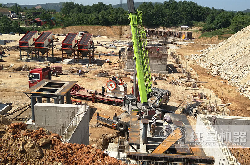 新開的石料廠正在進行設(shè)備安裝