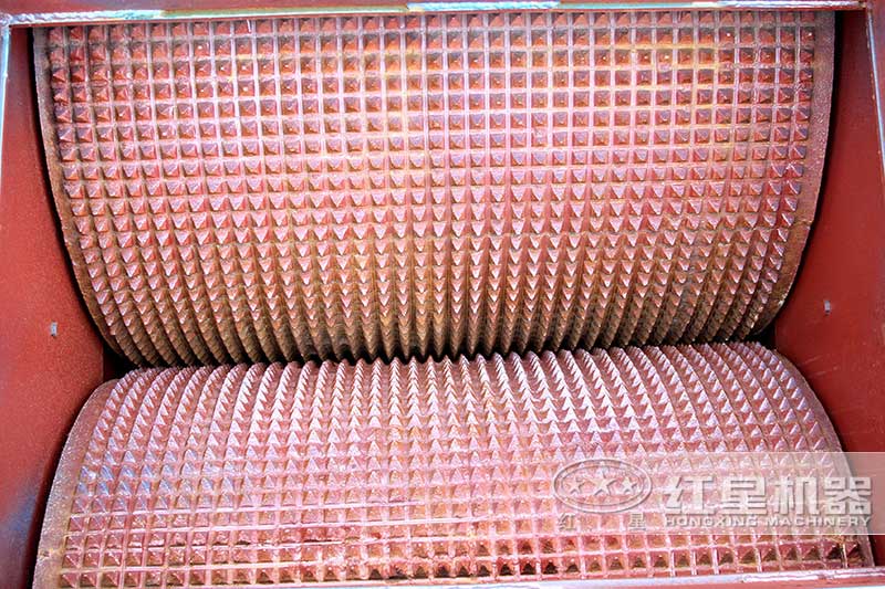 對(duì)輥破碎機(jī)輥輪特寫