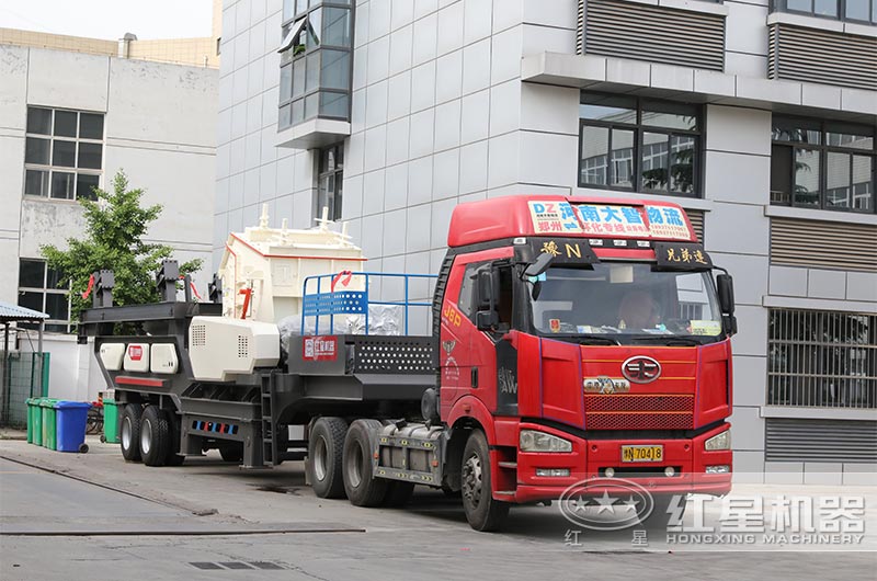 小型移動(dòng)反擊破碎機(jī)發(fā)貨