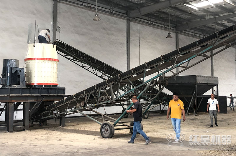 大型立式粉碎機現(xiàn)場