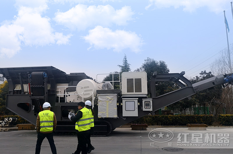 客戶來廠考察履帶移動(dòng)破碎站