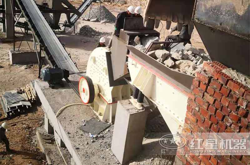 巨石破碎用重錘破碎機(jī)還是顎式破碎機(jī)，選擇可不簡(jiǎn)單