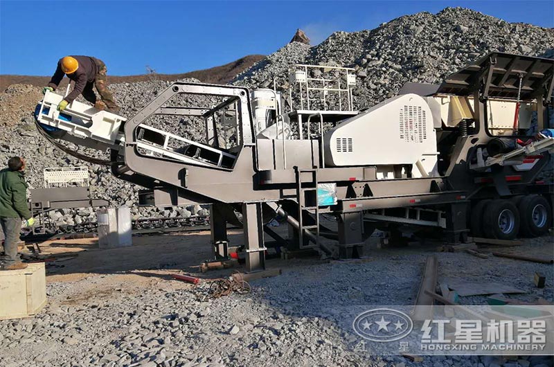 移動顎式破碎機(jī)現(xiàn)場