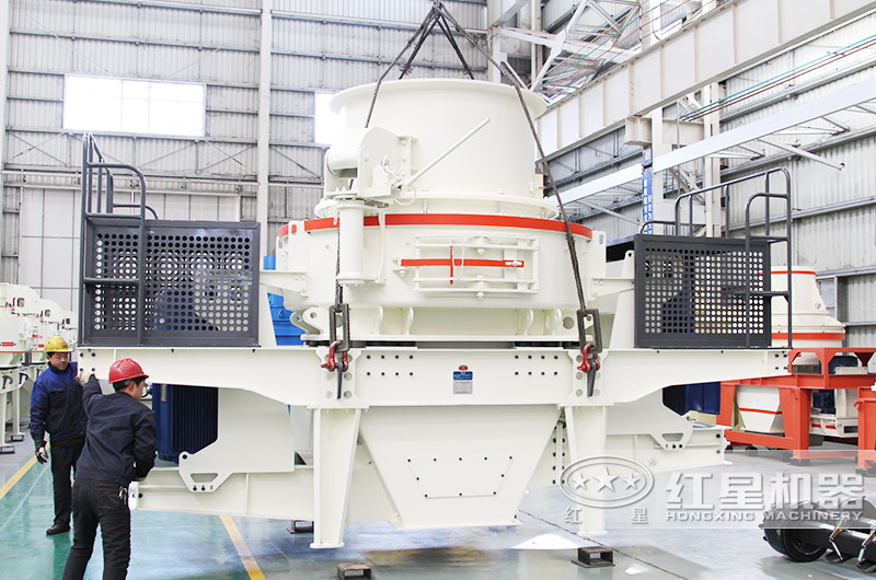 在進(jìn)行制砂機(jī)的裝卸工作