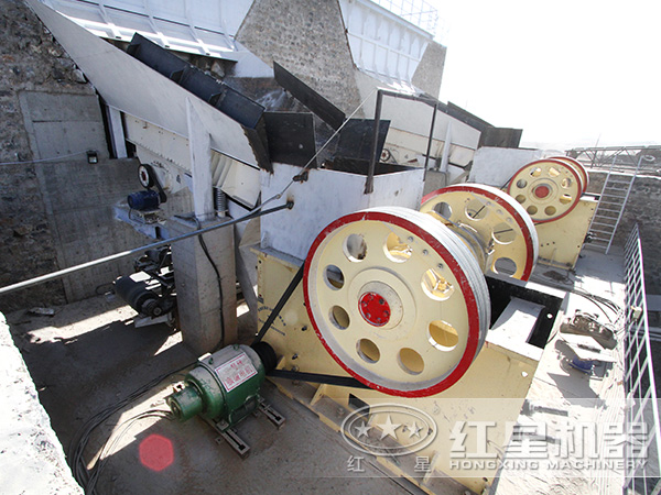 250*1000顎式破碎機現場圖