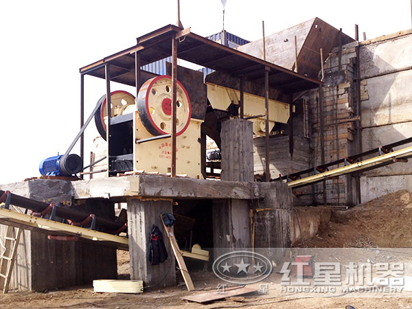 顎式破碎機生產(chǎn)現(xiàn)場圖